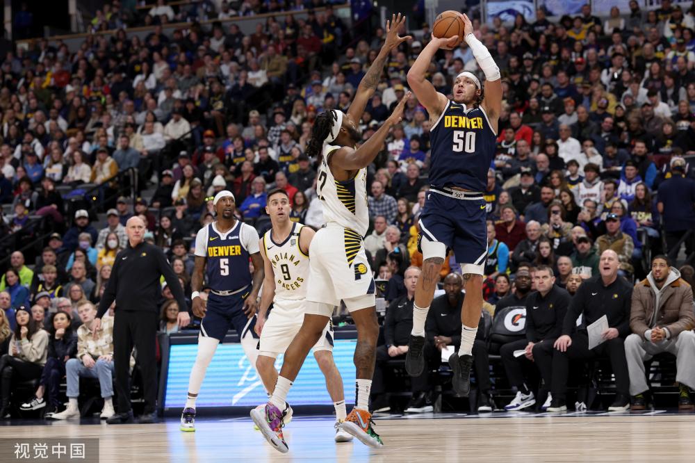 员在场上坚 员在场上坚