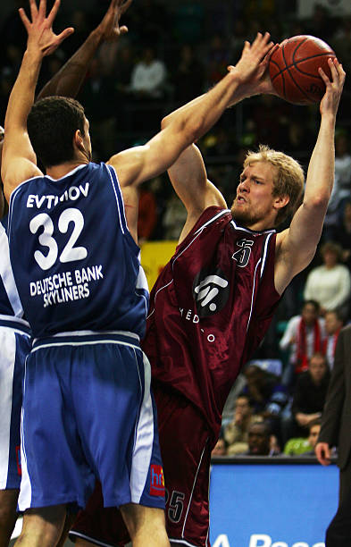 由于伤病 由于伤病